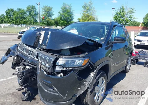 2022 Jeep Compass Latitude 4X4 z USA, uszkodzony, nr VIN 3C4NJDBB4NT151989